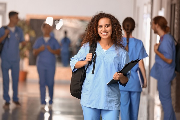 Estudante com trança no cabelo segurando bloco de notas. Na imagem, está escrito: SiSU 2023/2