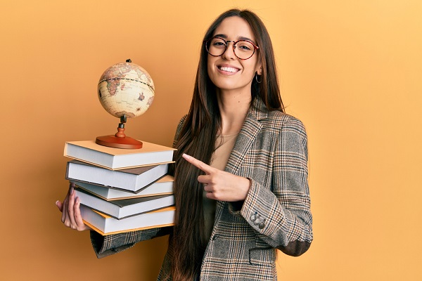 Silhuetas de alunos ficam sob fundo branco abaixo do texto - 10 dias para o Enem