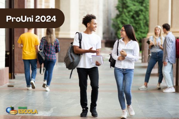 Estudantes universitários conversando em corredor, texto ProUni 2024