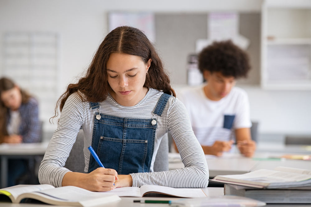 Garota jovem estuda ao lado do texto "Fies 2024"