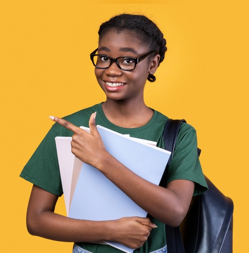 Estudante negra apontando com o dedo e sorrindo, fundo amarelo