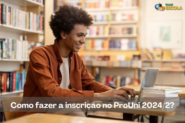 Estudante preto com cabelo crespo sorrindo em frente ao computador, texto Como fazer a inscrição no ProUni 2024/2