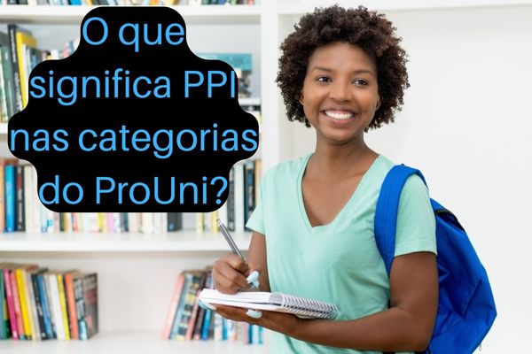 Estudante preto com cabelo crespo sorrindo em frente ao computador, texto Como fazer a inscrição no ProUni 2024/2