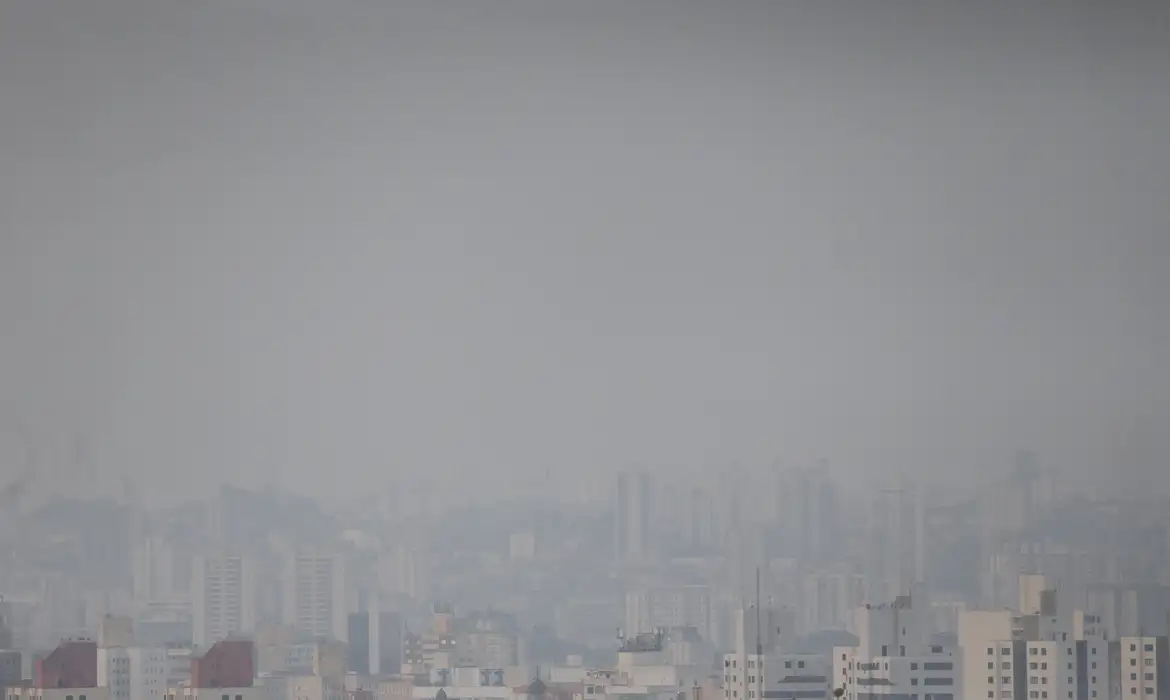 Fumaça em céu de São Paulo