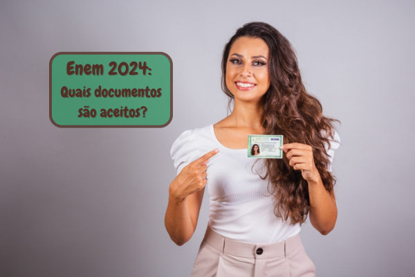 estudante sorrindo mostrando documento