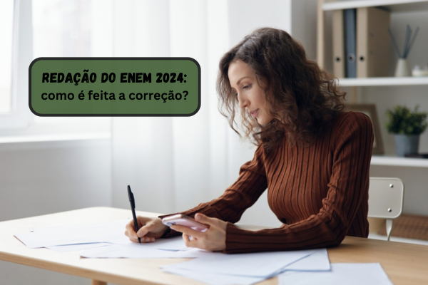 Professora de redação corrigindo texto