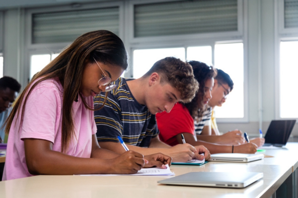 Estudantes jovens fazendo prova em referência aos treineiros no Enem 2024.