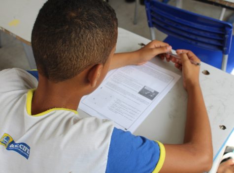 Estudante em prova teórica da Olimpíada Brasileira de Robótica
