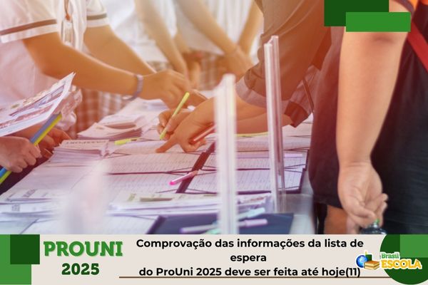 comprovacao-informacoes-prouni-acaba-hoje Alunos em fila. Texto na imagem: Comprovação das informações da lista de espera do ProUni 2025 deve ser feita até hoje(11)