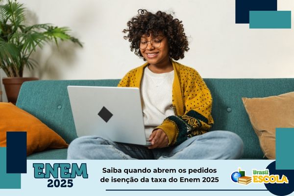 Mariana Costa sorrindo. Ela é uma mulher branca que veste uma camiseta azul escura