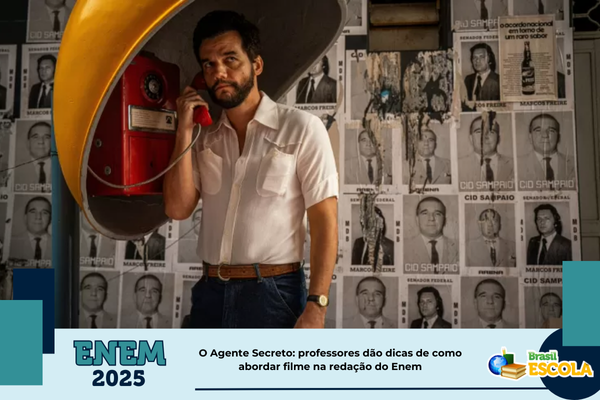 Casal vendo filme em referência aos Filmes no Enem 2024 para estudantes.