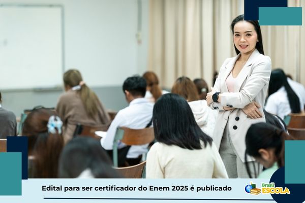 Mulher monitora estudantes faznedo prova. Texto na imagem: Edital para ser certificador do Enem 2025 é publicado.