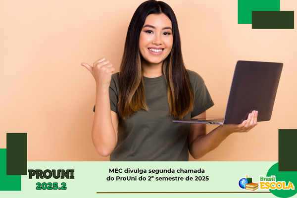 2 chamada prouni 2025.2 estudante com notebook na mão apontando para esquerda