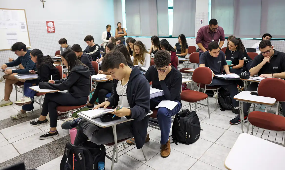 Estudantes em sala de aula