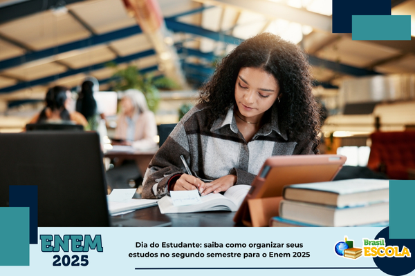 Organizar os estudos para o Enem 2025 Foto: jovem estudando em uma biblioteca com cadernos e computador ao redor. Texto: título da notícia