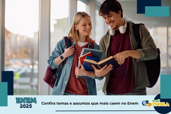 O que mais cai no Enem Estudantes sorrindo com livros