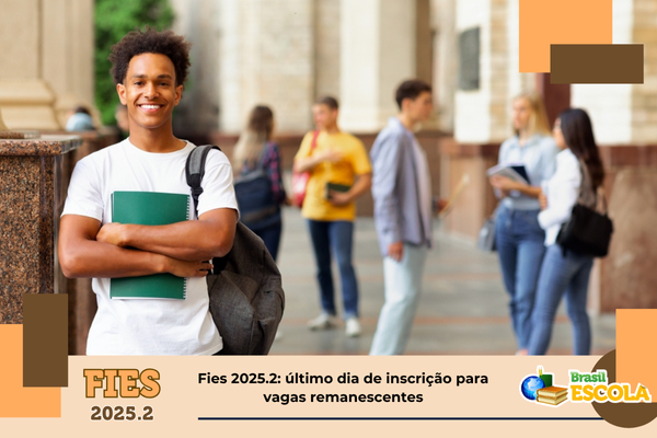 Foto de universitário sorrindo no campus. Texto: título da notícia.