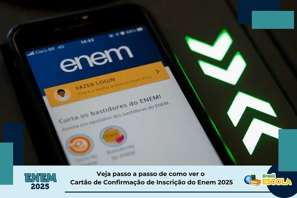 Estudante segurando o cartão do Pé-de-Meia