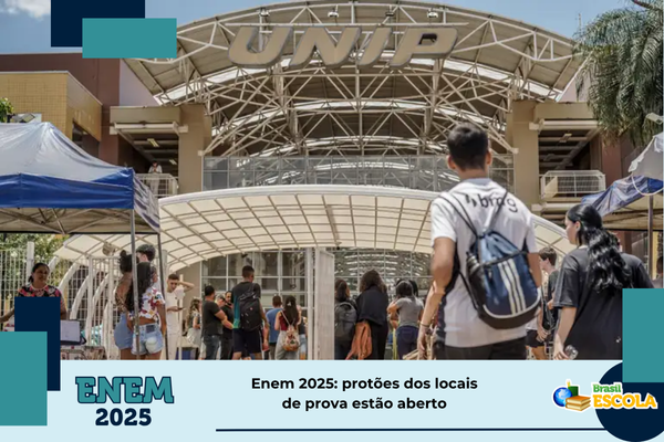Foto de participantentes do Enem na porta do local de aplicação. Texto: título da notícia