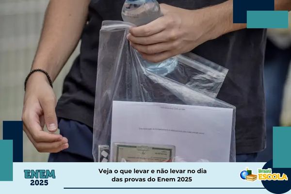 Candidato com saco plástico e itens para o dia do Enem