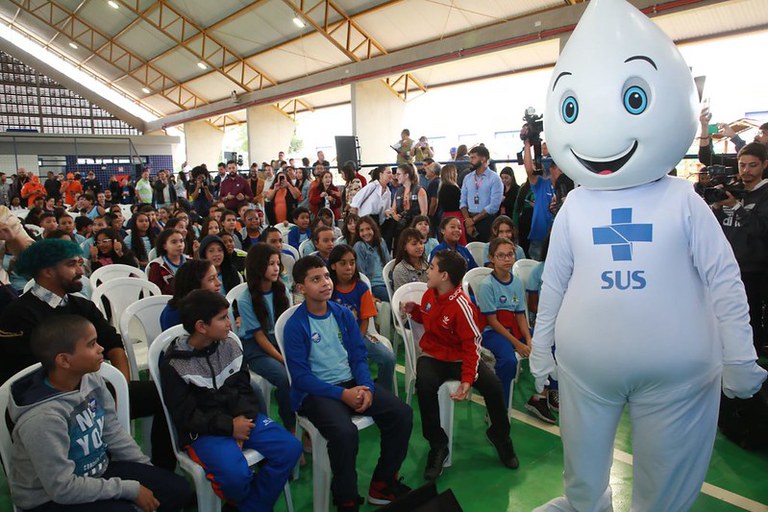 Vacina&ccedil;&atilde;o nas escolas p&uacute;blicas 