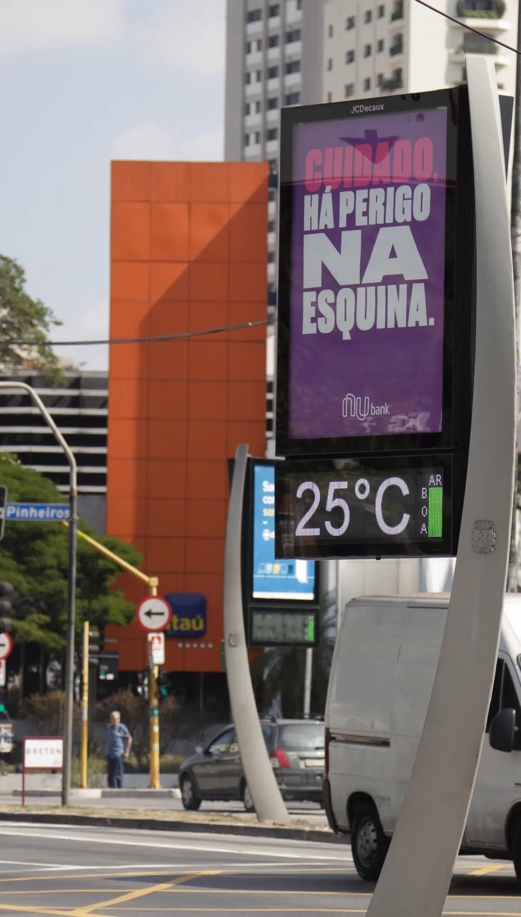 Ação publicitária do Nubank, em placa em frente ao banco Itaú, que traz a seguinte frase: “Cuidado, há perigo na esquina”.