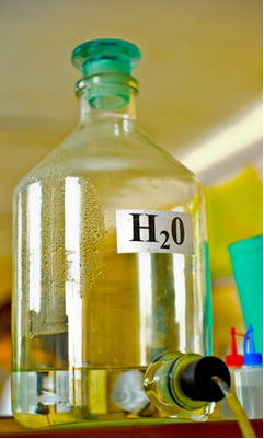 Água destilada utilizada em laboratório