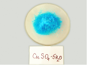 O sulfato de cobre (II) pentahidratado é azul devido às águas de cristalização