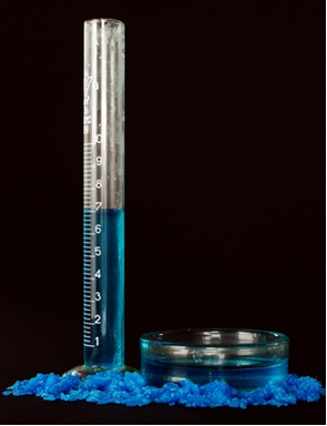 A solução de sulfato de cobre é azul em razão dos íons cobre
