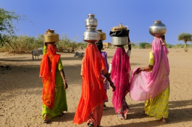 Seca na Índia Grupos de mulheres indianas em busca de água, cada vez mais escassa no período das monções continentais, no inverno seco