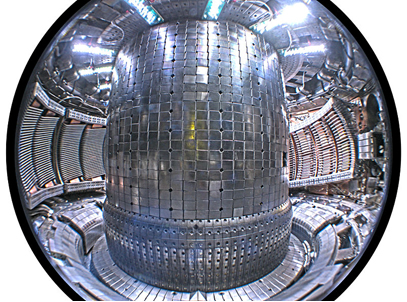 Imagem do interior de um reator do tipo Tokamak, por onde passa o plasma
