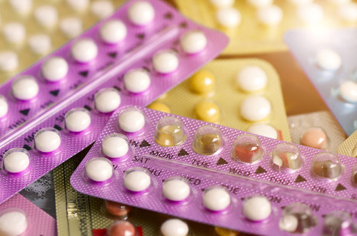 Os anticoncepcionais orais combinados possuem estrogênios e progestágenos
