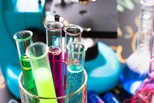 A Química trabalha a caracterização e o desenvolvimento de novos compostos de interesses científico e tecnológico.