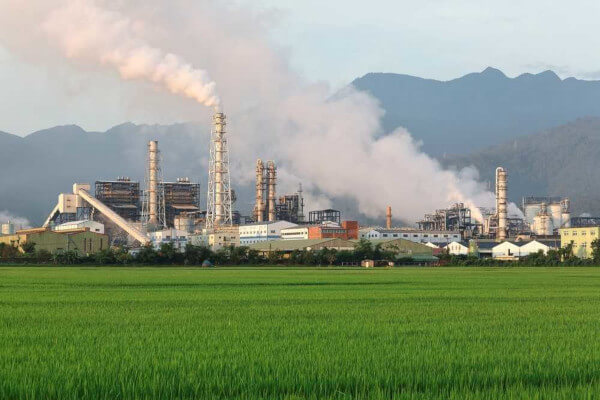 Indústrias emitindo gases de efeito estufa à atmosfera.