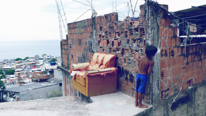 Retrato de uma criança em uma favela no Rio de Janeiro, consequência da discriminação racial.