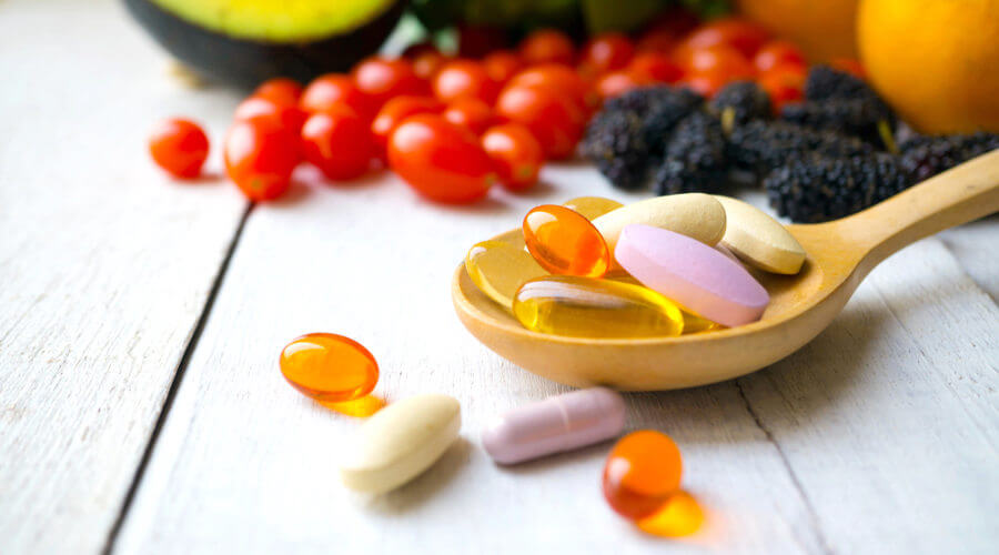 A suplementação de vitaminas pode ser recomendada em alguns casos, como para pessoas que apresentam dificuldade de absorção desses nutrientes.
