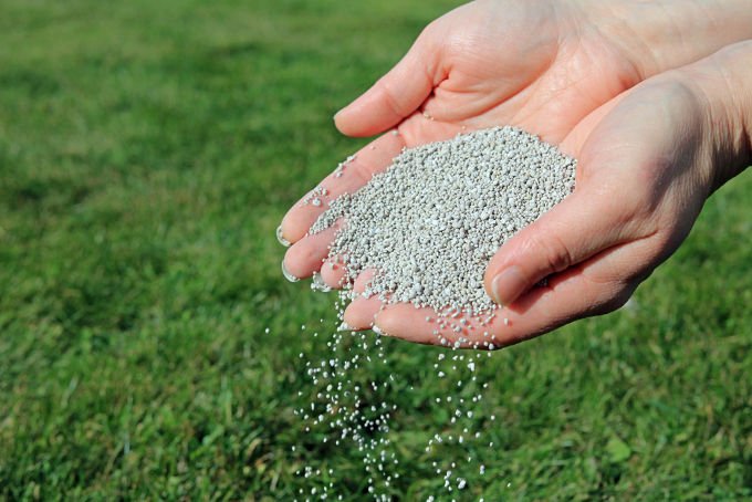 Cerca de 60% do ácido sulfúrico utilizado no mundo é para a produção de fertilizantes.