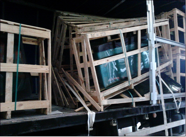 A figura 7 apresenta uma transferência de vidros na qual as caixas se desmontaram e quebraram os vidros nela contidos: