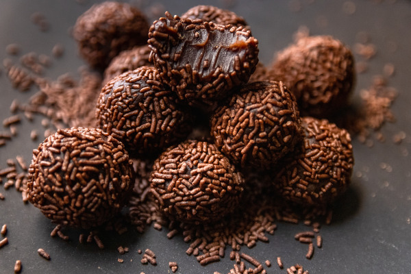 Doces de brigadeiro, uma invenção brasileira.