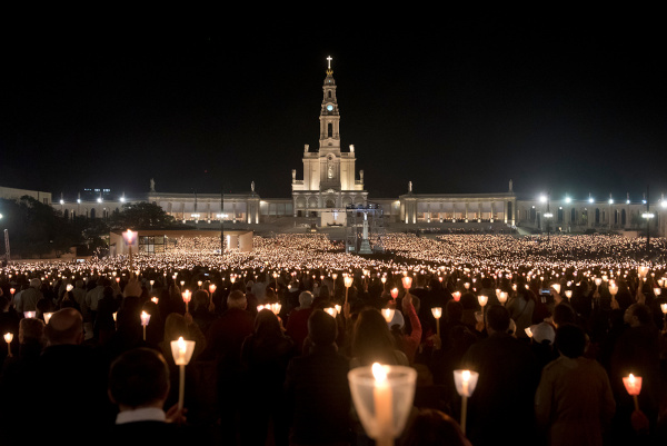 Procissão das velas em frente ao Santuário Nossa Senhora de Fátima, em Portugal.