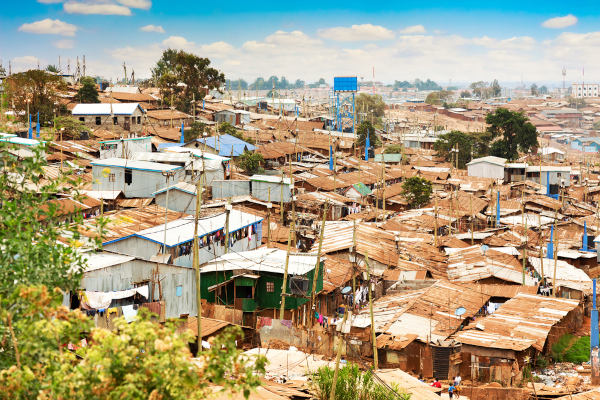 Kibera, favela que fica na periferia de Nairóbi, capital do Quênia, evidenciando o que é periferia.