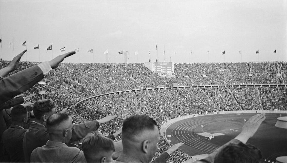 Demonstração da ideologia nazista nas Olimpíadas de Berlim, em 1936, da qual Pierre de Coubertin fazia parte.