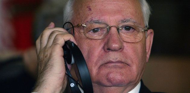 Mikhail Gorbachev segurando fone de ouvido