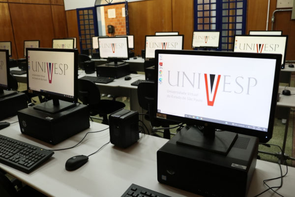 Sala de aula de computadores da Univesp