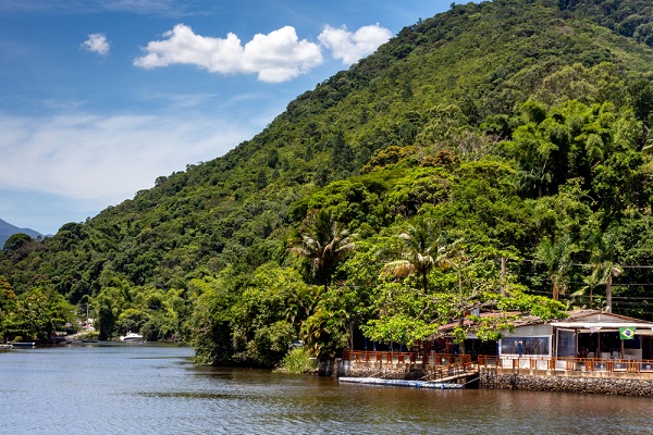 Rio Una, no estado de São Paulo, e montanha com vegetação da Mata Atlântica
