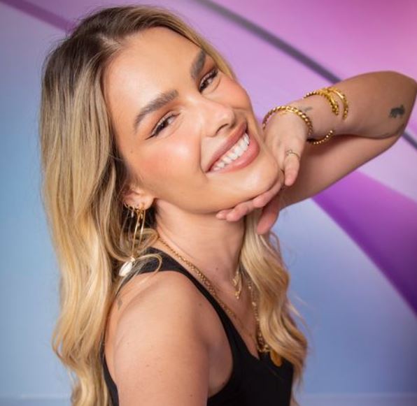 Yasmin Brunet é uma mulher loira e branca e está sorrindo na foto 