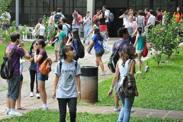 Estudantes no campus universitário da USP