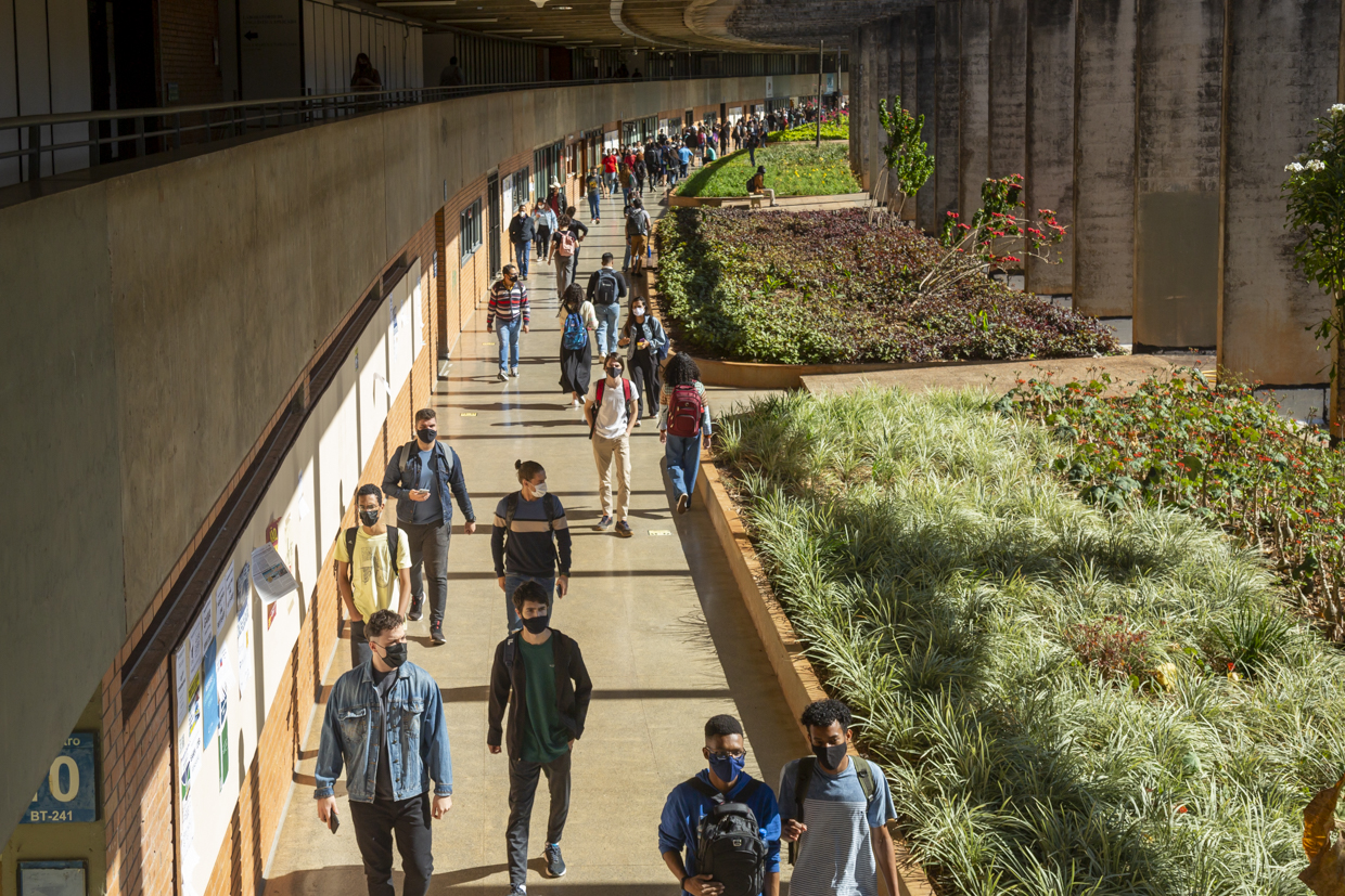 Estudantes em corredor do campus da UnB em Brasília. 