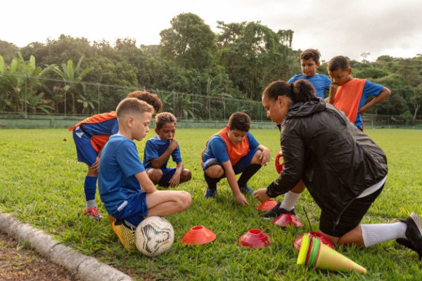 Professora em aula de futebol