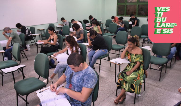 Estudantes em sala fazendo prova do vestibular da UEA